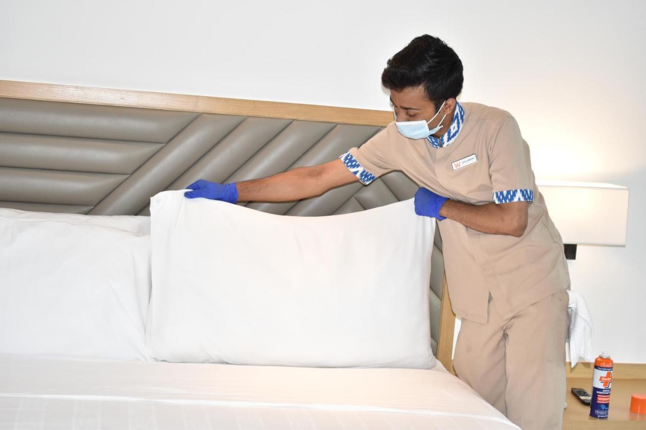 Welcomhotel By Itc Hotels, Racecourse, Κοϊμπατόρε Εξωτερικό φωτογραφία A housekeeper making a bed